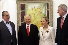 Diplomat&eacute; v Izraeli hovořili s prezidentem Peresem (druh&yacute; zleva).
