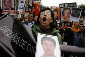 Demonstrace za (pozdní) spravedlnost pro zmasakrované. Lima.