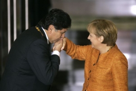 Peru&aacute;nsk&yacute; prezident Garc&iacute;a v&iacute;t&aacute; kancl&eacute;řku Merkelovou.