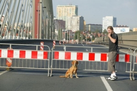 Most si mohou v klidu nyní prohlédnout i nemotoristé.