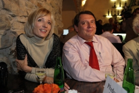Jiří Paroubek sledoval volební dění s manželkou Petrou.
