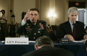 Generál David Petraeus (vlevo) a Ryan Crocker