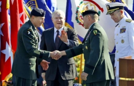 Petraeus (vlevo) přebírá velení od Dempseyho (třesou si rukou).
