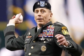 Petraeus vhazuje míč na začátku baseballového utkání na Floridě.