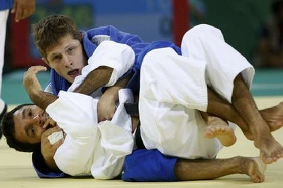 Pavel Petřikov (v modrém) v Pekingu skončil. Pavel Petřikov (v modrém) v Pekingu skončil.