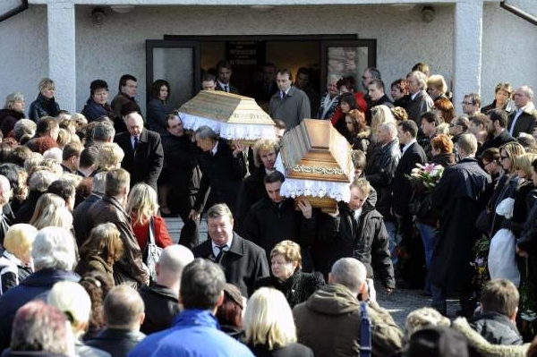 S oběťmi čtyřnásobné vraždy se přišly rozloučit stovky lidí. 
