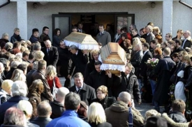 S oběťmi čtyřnásobné vraždy se přišly rozloučit stovky lidí.
