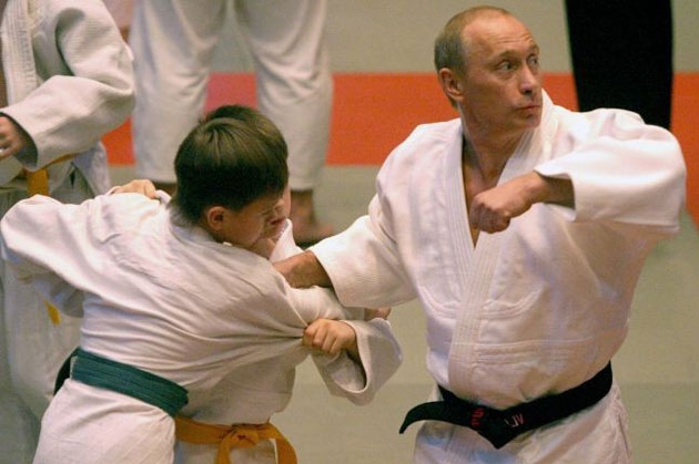 Vladimír Putin předává své zkušenosti ruské mládeži.