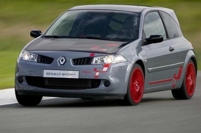 Mégane R26.R má sice nadále 230 koní, ale je mnohem rychlejší.