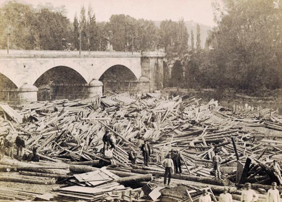Naplavené dříví u Negrelliho viaduktu zachytil František Fridrich. Naplavené dříví u Negrelliho viaduktu zachytil František Fridrich.