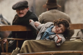 Pobočka Warner Bros. distribuovala i francouzsk&yacute; sn&iacute;mek Edith Piaf