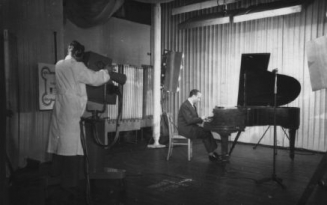 Szpilman hraje v polsk&eacute;m televizn&iacute;m studiu roku 1951.