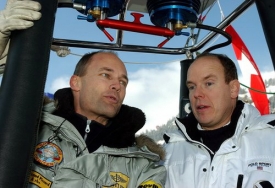 Bertrand Piccard (vlevo) s princem Albertem v balónu, 2003.
