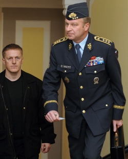Generál Vlastimil Picek může připravený plán stahování odložit.