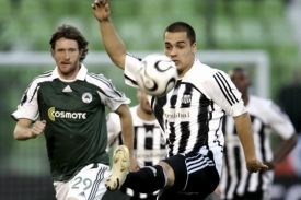 Juraj Piroska (vpravo) v z&aacute;pase Poh&aacute;ru UEFA.