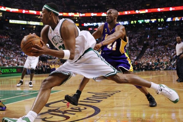 Ani Kobe Bryant(vpozadí) nedokázal zastavit Paula Pierce z Bostonu. Ani Kobe Bryant(vpozadí) nedokázal zastavit Paula Pierce z Bostonu.