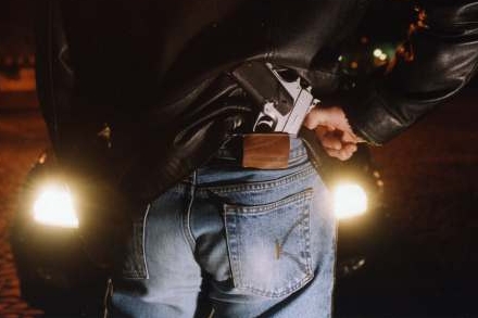 Policista na prodavačku vytáhl služební pistoli. (Ilustrační foto). Policista na prodavačku vytáhl služební pistoli. (Ilustrační foto).