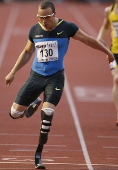 Oscar Pistorius, jihoafrick&yacute; handicapovan&yacute; běžec.