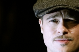 Brad Pitt. V Tarantinově filmu se objev&iacute; jako velitel komanda.