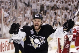 Útočník Adam Hall se raduje ze vstřeleného gólu v třetím finále NHL.