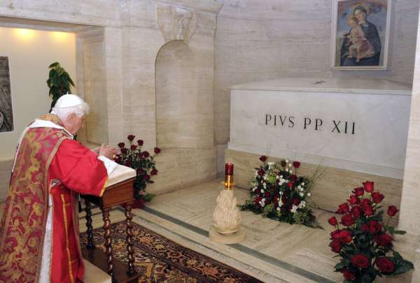 Benedikt XVI. u hrobu Pia XII. 