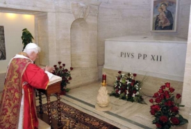 Benedikt XVI. u hrobu Pia XII.