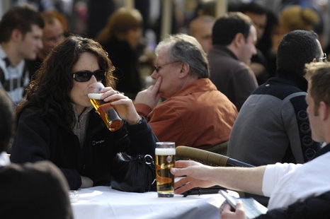 Slunečné počasí láká na pivo.