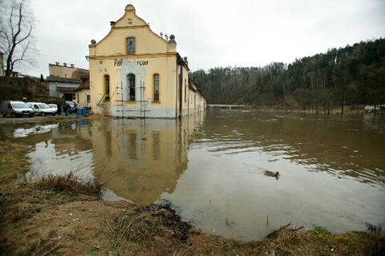 Pivovar V Kácově je zhruba 15 metrů od řeky, teď už je voda ale u něj.