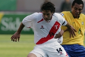 Claudio Pizarro v kvalifikačním utkání proti Brazílii.