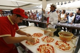 Kuchtíci protestovali proti vysokým cenám rozdáváním pizzy. Kuchtíci protestovali proti vysokým cenám rozdáváním pizzy.