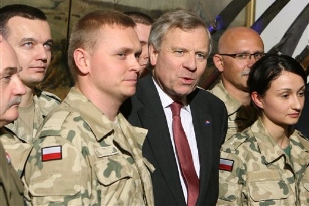 Generální tajemník NATO Jaap de Hoop Scheffer hovoří s polskými vojáky Generální tajemník NATO Jaap de Hoop Scheffer hovoří s polskými vojáky