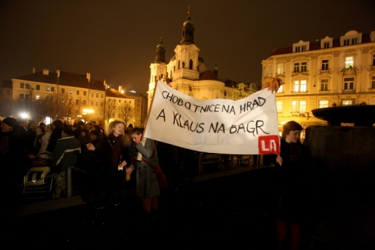 Demonstranti rozvinuli několik transparentů.