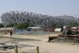 Stavba centr&aacute;ln&iacute;ho olympijsk&eacute;ho stadionu v Pekingu
