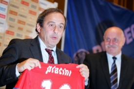 Michel Platini přijímá český dres se svým jménem.