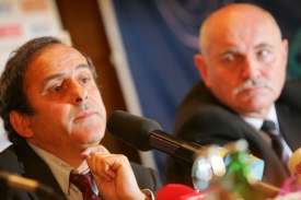 Předseda UEFA Michel Platini (vlevo) a předseda ČMFS Pavel Mokrý.