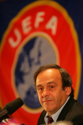 Předseda UEFA Michel Platini na tiskové konferenci v Praze.