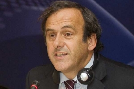 Šéf UEFA Michael Platini na zasedání v Bordeaux. Šéf UEFA Michael Platini na zasedání v Bordeaux.