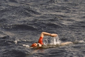 Jennifer Figgeová ve vodách Atlantiku.