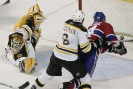 Montrealský Tomáš Plekanec (vpravo) v zápase proti Bostonu