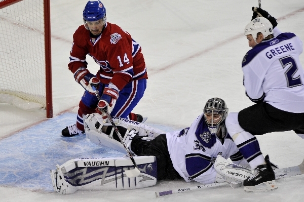 Český útočník Tomáš Plekanec objíždí brankáře Kings Jonathana Quicka.