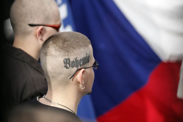 Muže po incidentu s propagací nacismu zadržela policie.