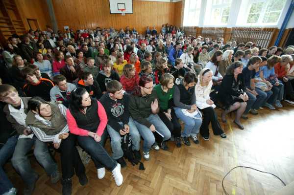 &quot;Schůzovat&quot; proti řediteli základní školy přišlo přes dvě stě lidí.
