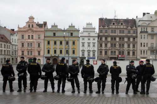 Policisté byli na plzeňském náměstí v přesile.