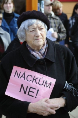 Pochod neonacistů sledovali i jejich odpůrci. Pochod neonacistů sledovali i jejich odpůrci.