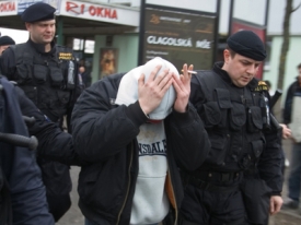 Do Plzně přijelo asi dvacet radikálů. Policie je kontrolovala.