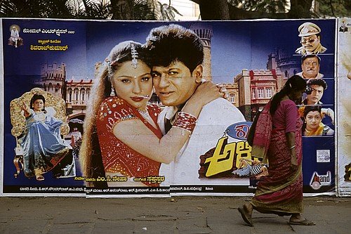 Bollywood se vrhá místo telenovel na teror z Bombaje. Bollywood se vrhá místo telenovel na teror z Bombaje.