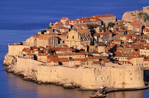 Dubrovnik slouží jako kulisy Dubrovnickým letním hrám. Dubrovnik slouží jako kulisy Dubrovnickým letním hrám.