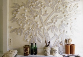 Zajímavým zpestřením může být třeba plastický ornament na zdi. Zajímavým zpestřením může být třeba plastický ornament na zdi.
