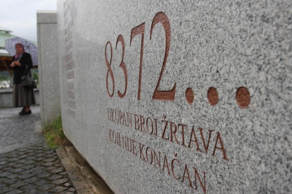 Památník s počtem obětí masakru ve Srebrenici.