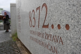 Pam&aacute;tn&iacute;k s počtem obět&iacute; masakru ve Srebrenici.